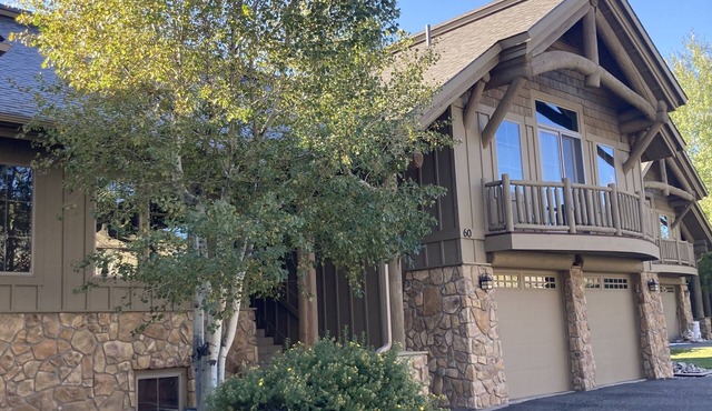 Spacious Condo on Golf Course & Creek w/hot tub