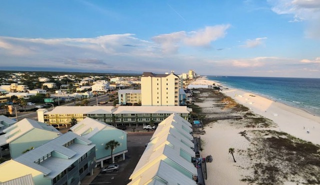 Spacious condo on the beach in Gulf Shores, AL!