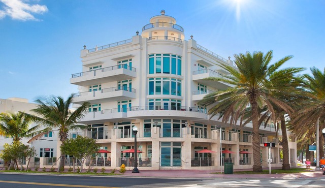 Spacious condo - rooftop pool & incredible location - dog-friendly