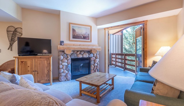 Spacious condo that sleeps 4, steps from the lifts, free wifi & parking