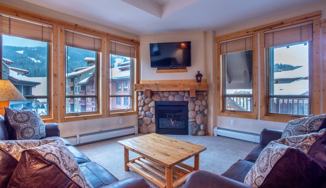 Spacious condo in the heart of the center village, free wifi & parking