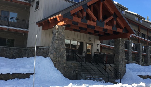 Spacious Condo Getaway, Steps from Ski Slopes, Town and Entertainment