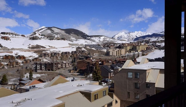 Spacious Condo; Amazing Views! Ski-in/Out. Fireplace, Balcony