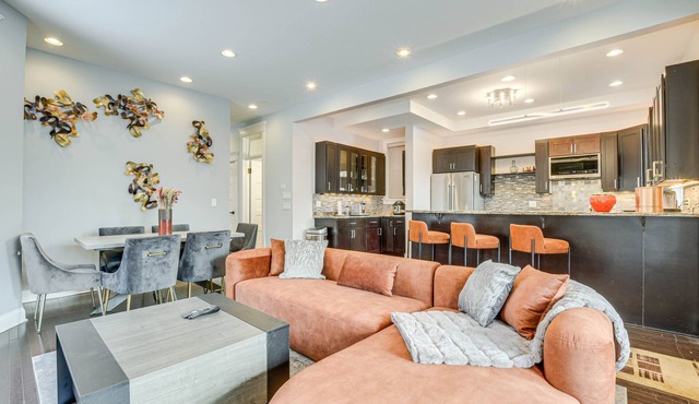 Spacious Condo w/Deck ~ 3 Mi to Downtown Chicago!