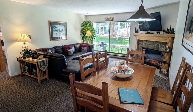 Spacious Condo w/FREE WiFi, Parking, Heated Pool, Hot Tubs, Skier Shuttle,