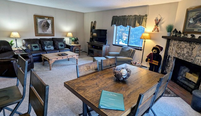 Spacious Condo w/FREE WiFi, Parking, Heated Pool, Hot Tubs, Skier Shuttles