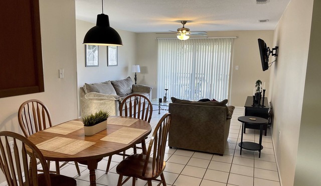 🌴 SPACIOUS CONDO W HEATED POOL & NEARBY BEACHES AND AIRPORTS🌴