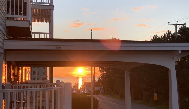 Spacious Condo w/Ocean Views and Pool! 3 min walk from Marginal Way and Beach!