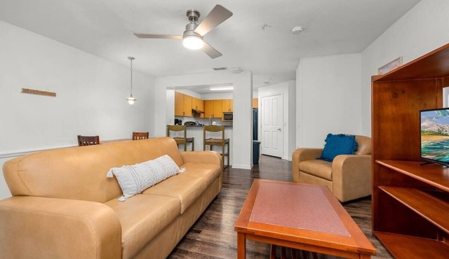 Spacious condo w/pool & gym, pet-friendly
