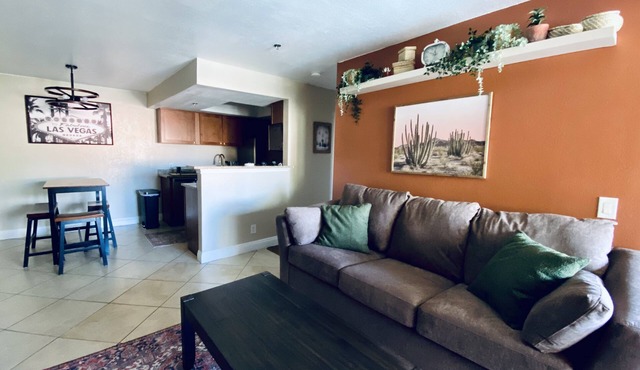 Spacious condo w/pool 5 min to strip