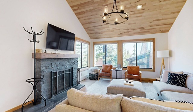 Spacious condo walking distance to ski lifts with hot tub, sauna, & pool access