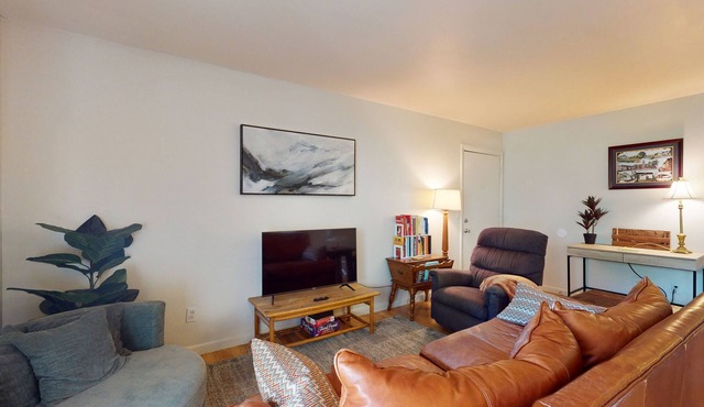 Spacious condo-walking distance to college campuses/stadiums, & downtown