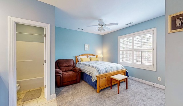 Spacious condo with marina, pool access, streaming & AC