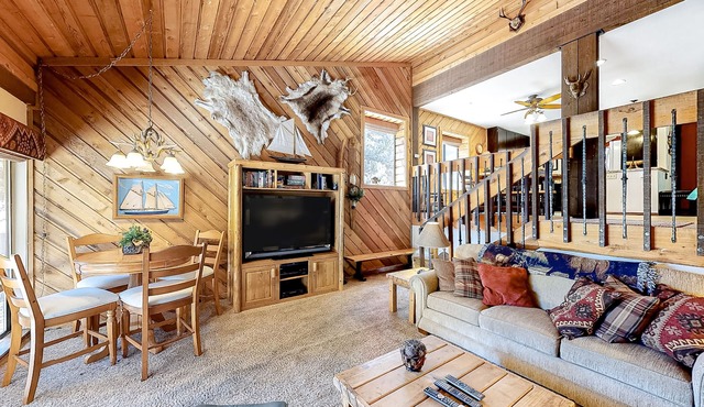 Spacious Condo with Pool & Hot Tub - Close to Huntington Lake & China Peak