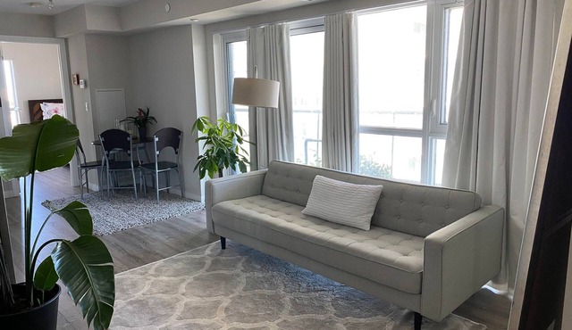 SPACIOUS CONDO WITH VIEW OF CITY. POOL.GYM.HOT TUB.SLEEPS 4