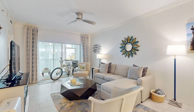 Spacious condo with WiFi, pool, hot tub & on-site restaurant/bar