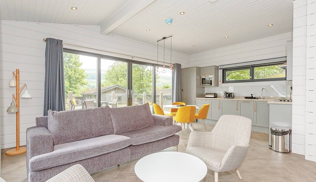 Spacious contemporary lodge with one double with en suite shower and one twin.