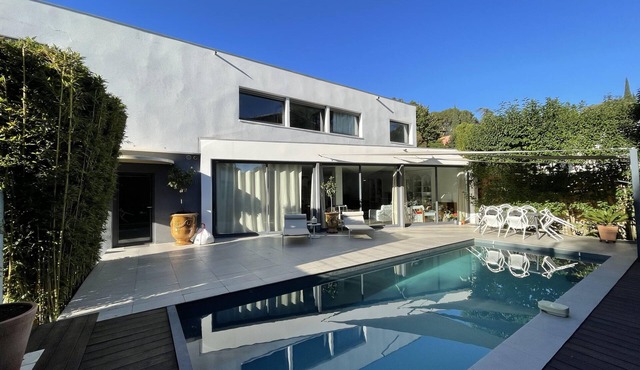 Spacious contemporary villa in town center