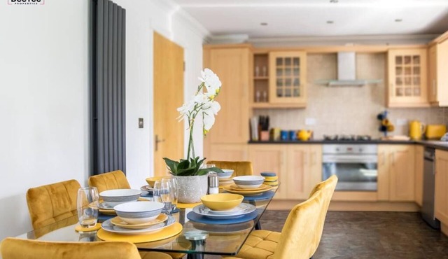 Spacious Contractor & Family-Sized Apt with Free Parking|Wi-Fi Near MK Central.