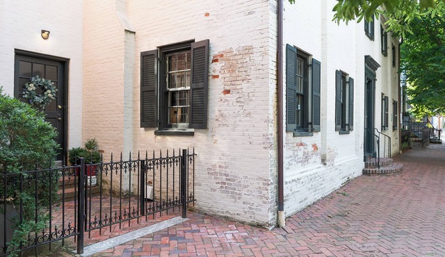 Spacious Converted Carriage House in Historic District near USNA