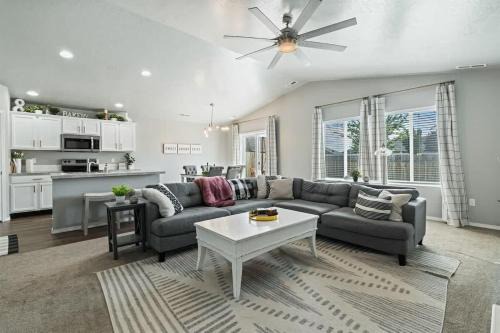 Spacious Cool Springs! Central Nampa 3 Bed