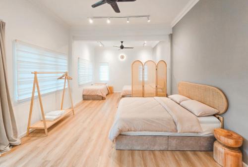 Spacious Corner Landed House Golden Hills Night Market