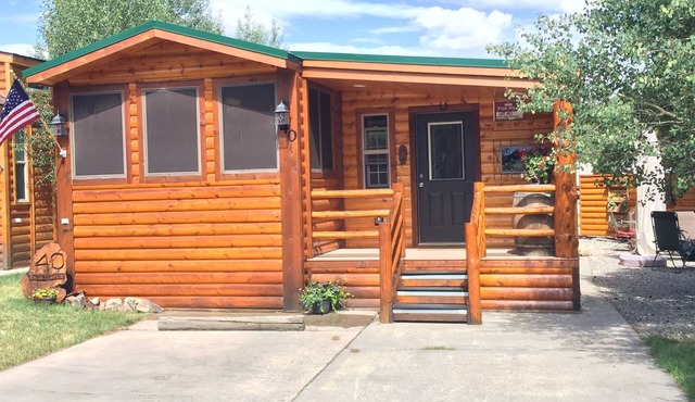 SPACIOUS CORNER LOT! Mountain Chalet Located In Beautiful Tiger Run RV Resort.