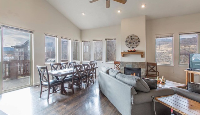 Spacious Corner Unit Near Skiing, 2 BR+Loft, 2.5 BA, Top Floor, Sleeps 8