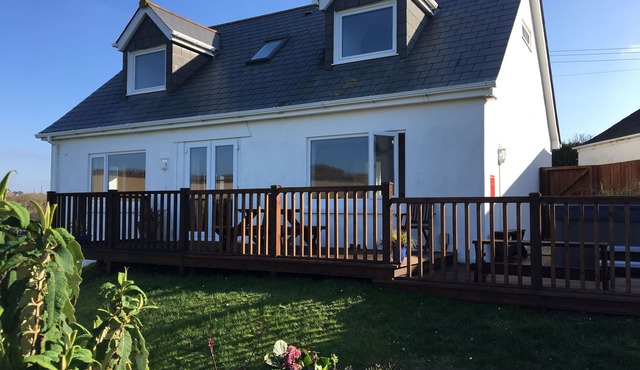 Spacious Cornish cottage, (8) & dog, hot-tub, privacy, sea views, parking.