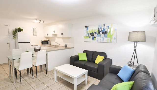 Spacious corp & family friendly, new reno, close to shops/eateries, free wifi