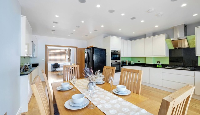 Spacious & Cosy 3 bedroom house