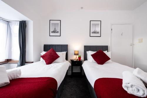 Spacious & Cosy 4-Bed Home, Sleeps 7, Wi-Fi & Parking