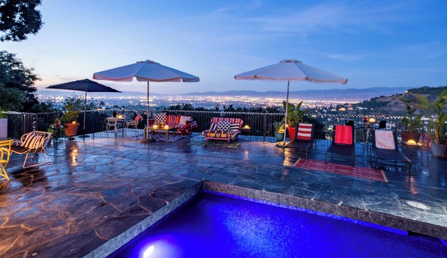 Spacious, cosy 4-bedroom house w/stunning views in LA- WiFi, pool, 6 TV's