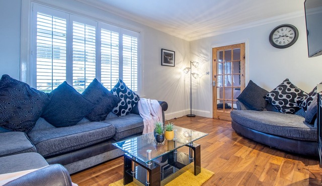 Spacious Cosy Home Near Glasgow