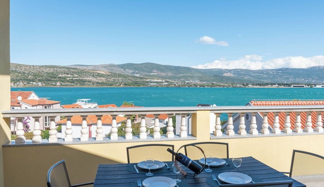 Spacious cosy villa, sea view, close to the beach, airport and Trogir