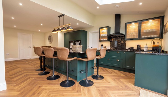 Spacious Cotswold Retreat Sleeps 9 Near Cheltenham, Parking Family & Groups