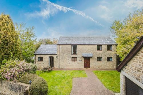 Spacious Cotswolds Barn - 4 Bedrooms, Perfect for Families