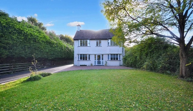 Spacious Cotswolds House, Hot Tub, Parking, Garden