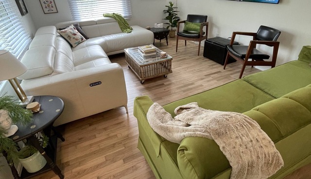 Spacious cottage by lake & walking trails, 1 mile from downtown Shipshe.