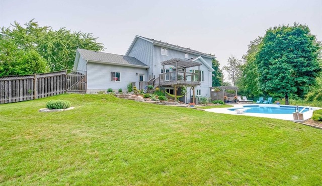 Spacious Cottage with Pool, Hot Tub & Trail