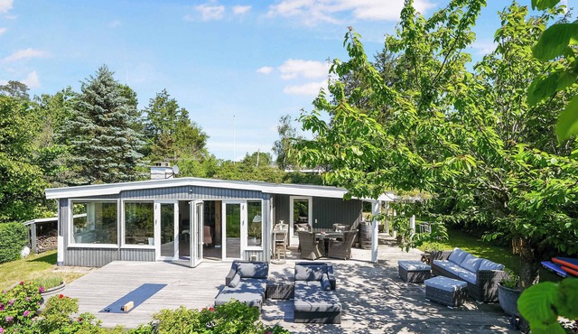 Spacious cottage with a view of wild nature