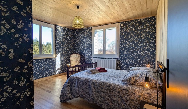 Spacious cottage for 10 pers. with large garden in Tence