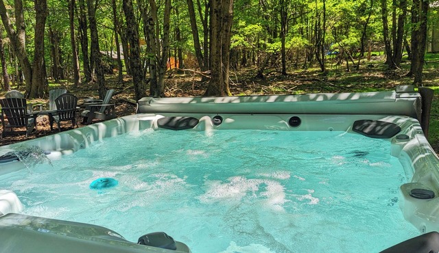 Spacious Cottage in lake community W/Hot tub