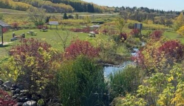 Spacious Cottage just steps to the River, Heritage Village and Minnedosa Lake!