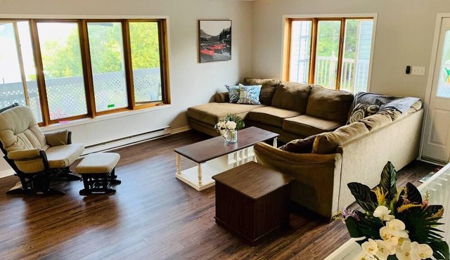 Spacious Cottage on lake, perfect for any occasion