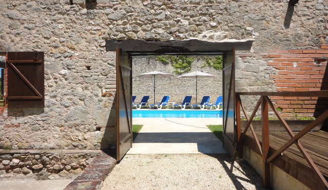 Spacious Cottage, private pool with great views, good for relaxing, hiking, golf