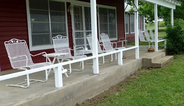Spacious Cottage Rental for Group Getaway on Ranch near Dallas, Texas