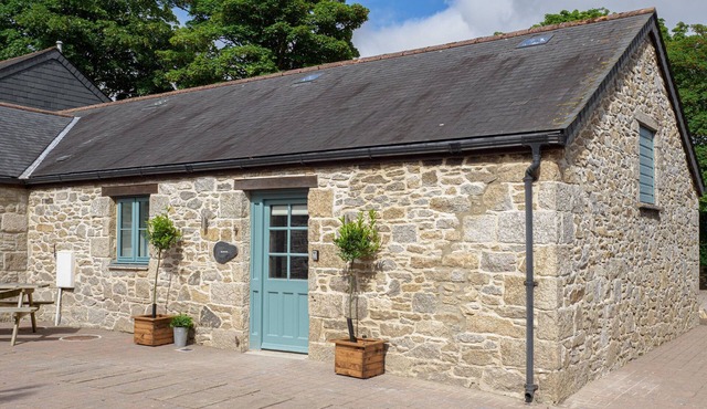 Spacious cottage, sleeps 6, shared pool/hot tub nr Falmouth/Helford River