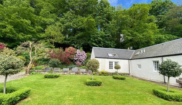 Spacious cottage - sleep 4, walk to Crieff.