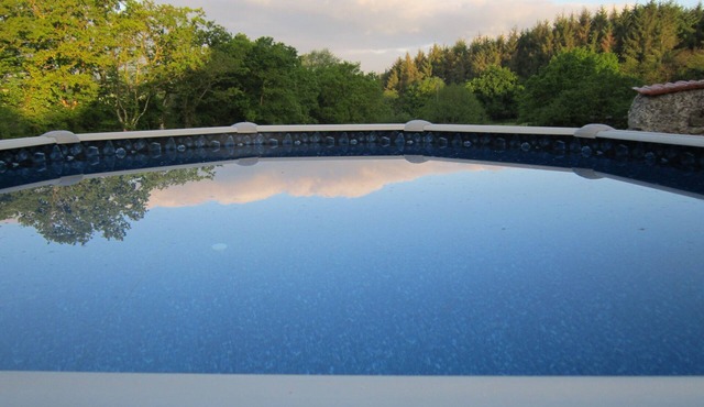 Spacious Cottage, sleeps 6, Private Pool, Barbeque, Gardens and Patio, WIFI, TV